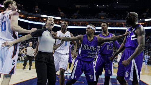 NBA十大攻击裁判时刻!